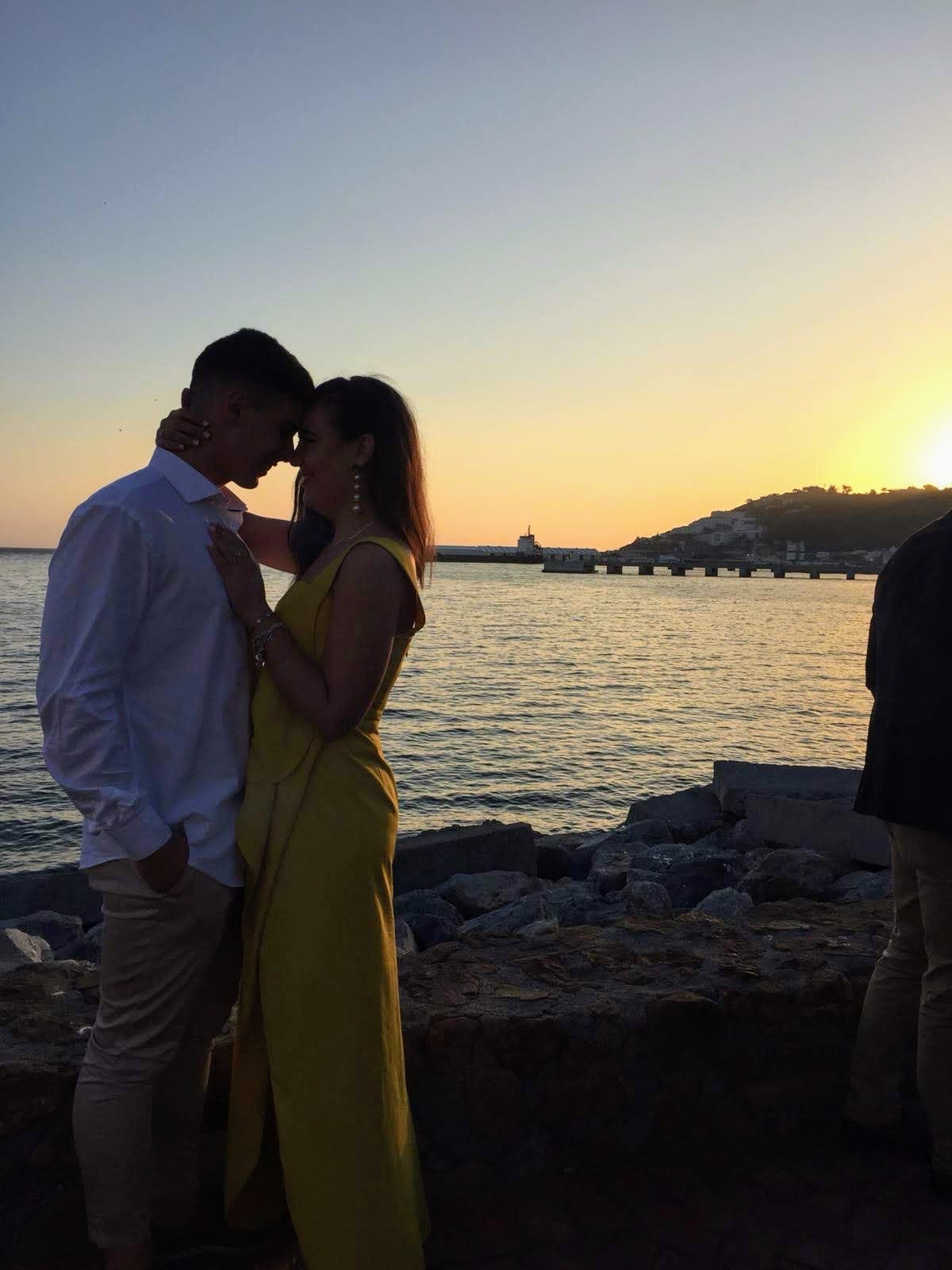 Carmen y Sergio juntos frente al mar en Ceuta al atardecer