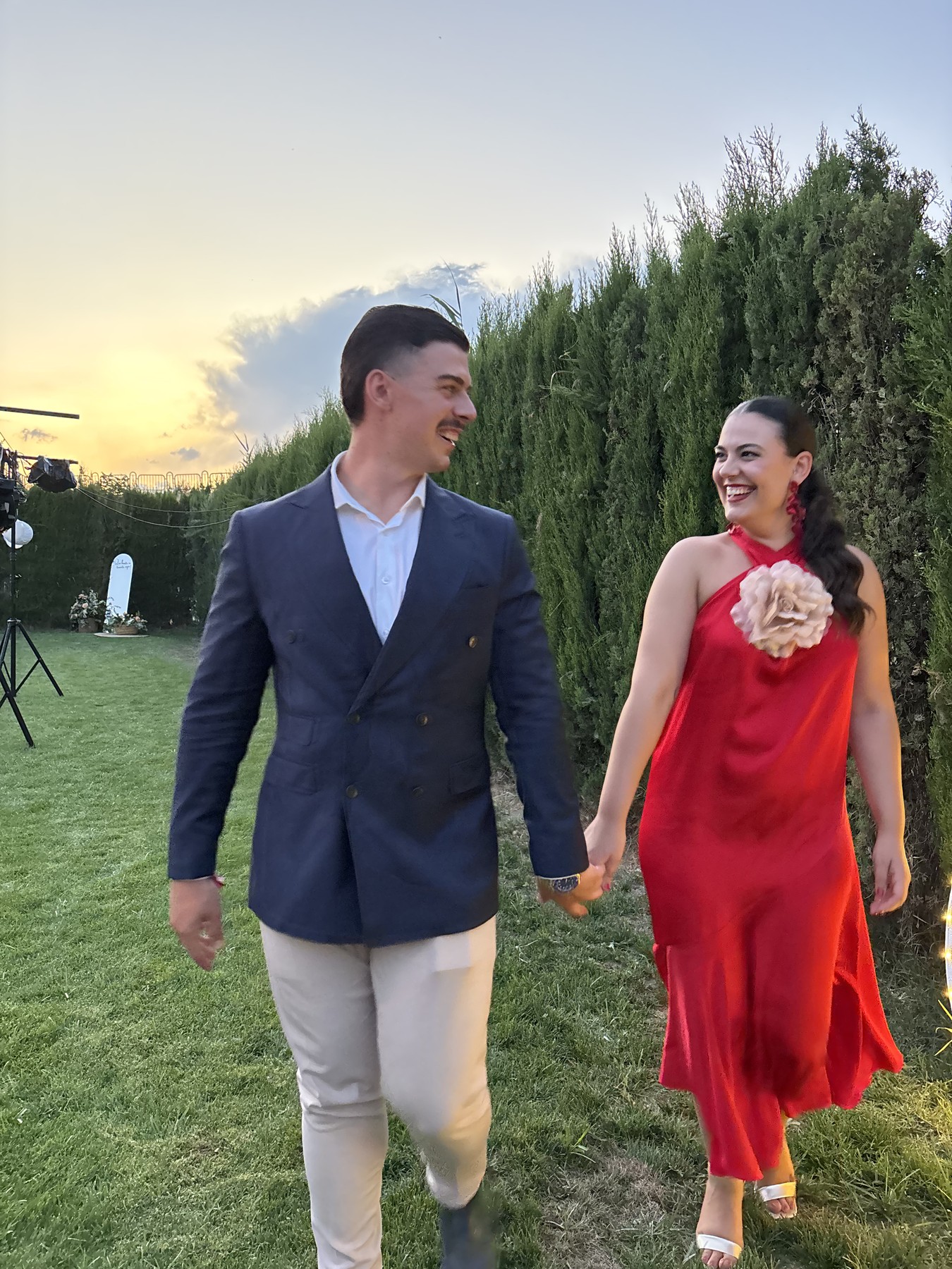 Carmen y Sergio caminando juntos y sonriendo